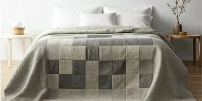 cama con una colcha de patchwork sobre ella