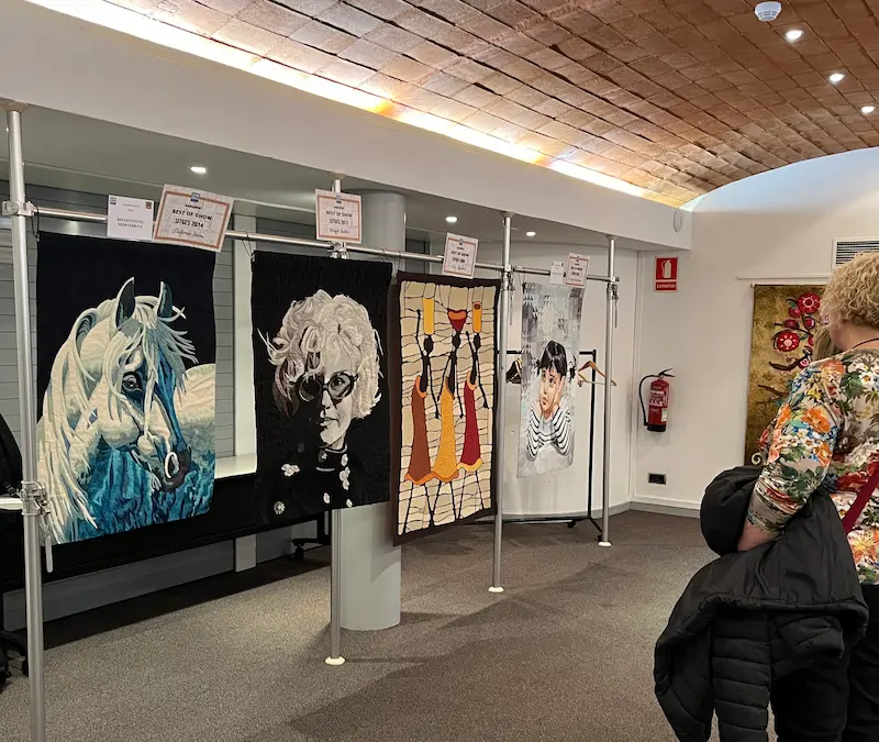 Exposición de obras de arte en patchwork