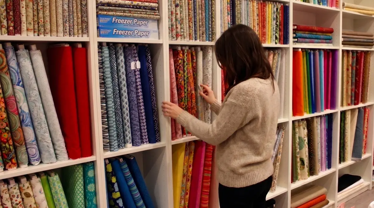 Clienta eligiendo telas para vestidos en Tea Costurea
