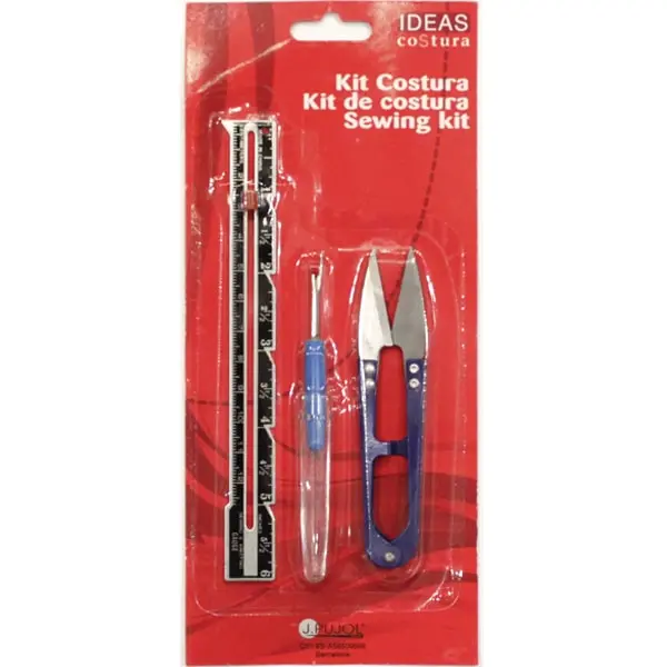 Kit de costura que incluye una regla, un descosedor y un cortahilos.