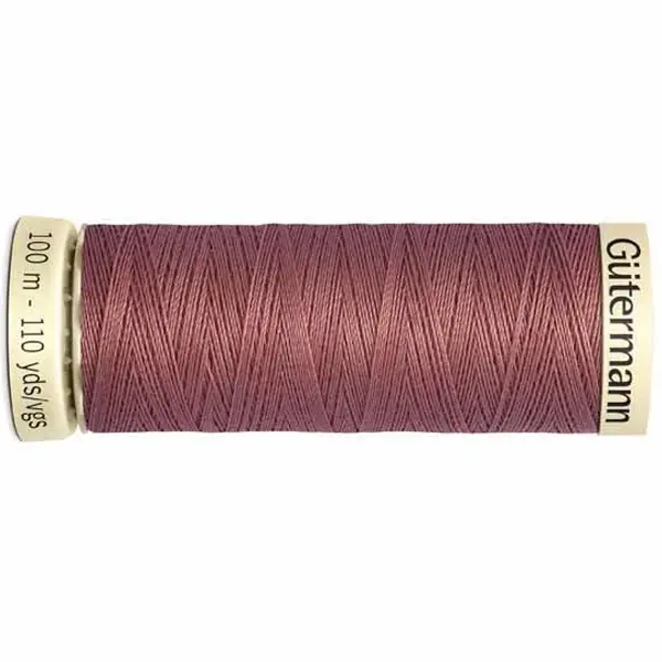 Bobina de 100 m de hilo coselotodo malva (ref 474) de Gütermann