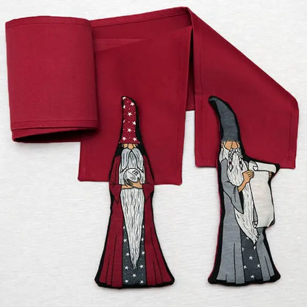 Tira granate satinada con un mago en cada extremo. Ancho 12 cm / largo 200 cm