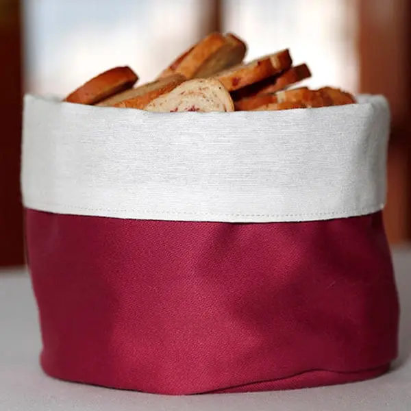 Panera de tela granate satinada y loneta blanca. Diámetro 14 cm / alto 11 cm