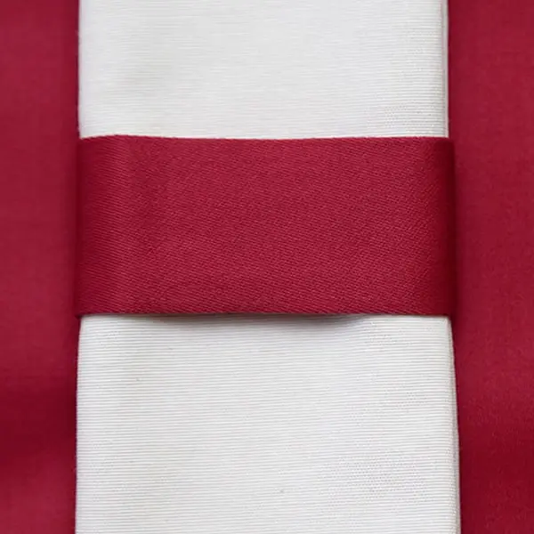 Servilletero de tela granate satinada. Medida: ancho 4 cm / diámetro 9 cm