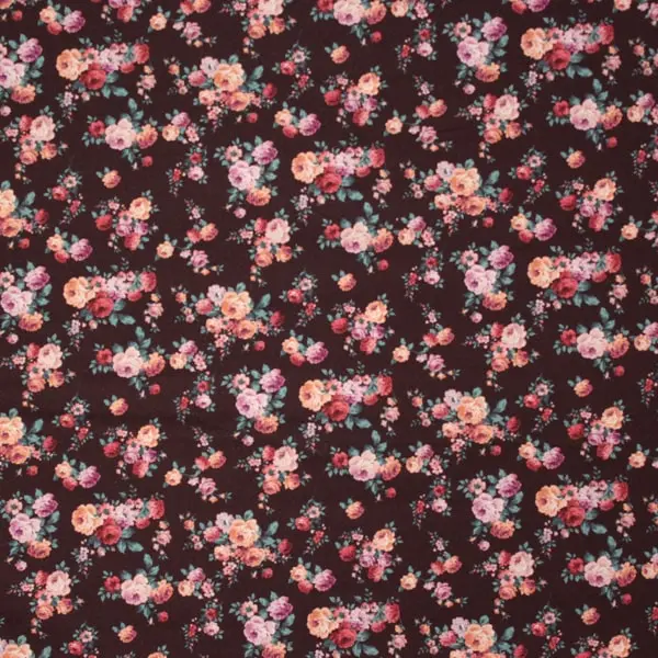 Ramilletes de rosas sobre fondo granate