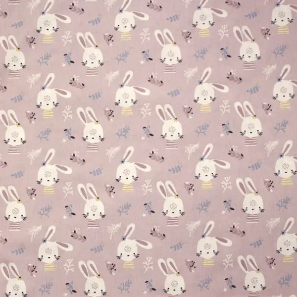 Tela fondo rosa lila estampada con dibujos de conejitos.