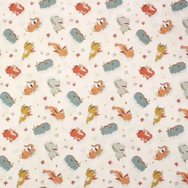 Tela fondo blanco estampada con dragones en color naranja y azul grisáceo