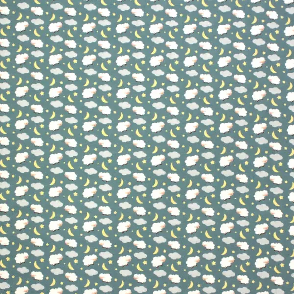 dulce tela infantil de color verde mar con ovejas, nubes y lunas.