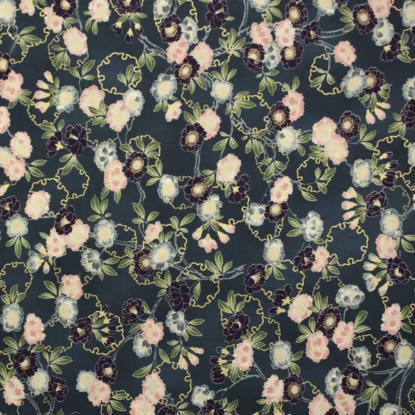 Tela japonesa estampada con flores en fondo azul y toques dorados