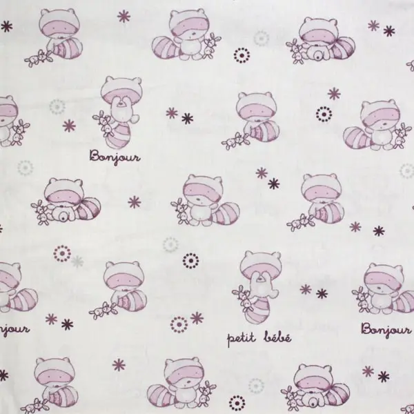 Estampado de mapaches en tonos rosa palo sobre fondo en crudo