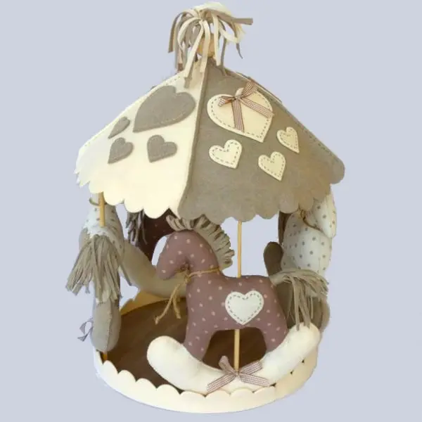 Kit tiovivo beige en fieltro y madera. Diámetro 30cm - altura 45cm