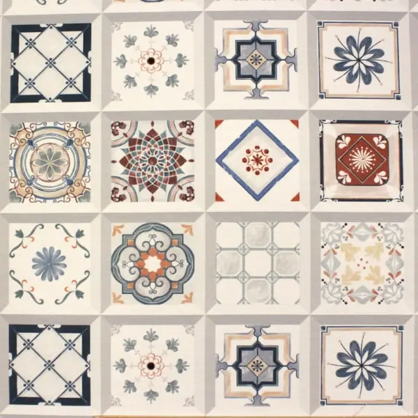 Loneta antimanchas estampadas con azulejos hidráulicos en tonos azules.