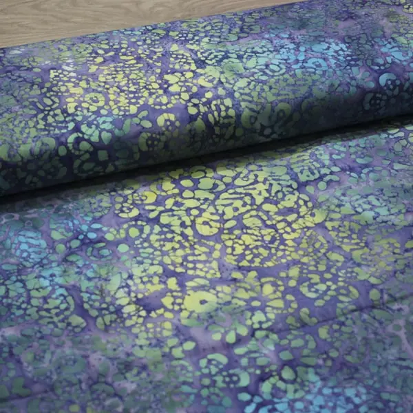 Azul Colores, Batik de base color azul estampada con colores lilas y amarillos — vista 3