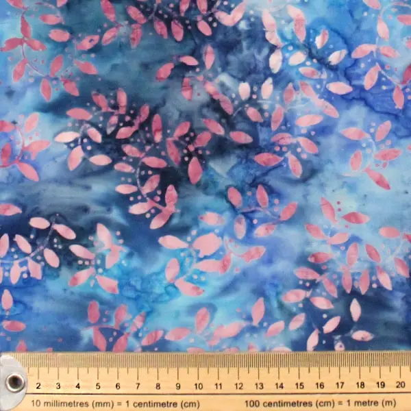 Bali Tropical Azul, Batik con fondo en tonos azules estampada con hojas en color rosa. — vista 2