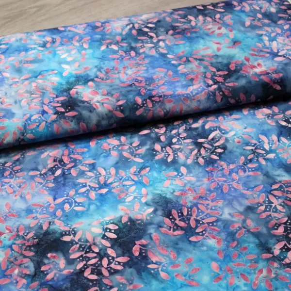 Bali Tropical Azul, Batik con fondo en tonos azules estampada con hojas en color rosa. — vista 3