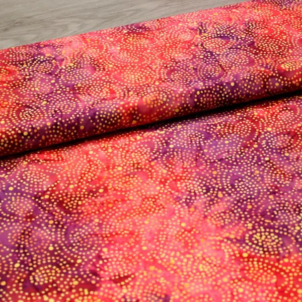 Bali Tropical Naranja, Batik en tonos naranjas y lilas estampada con topitos en color amarillo. — vista 3