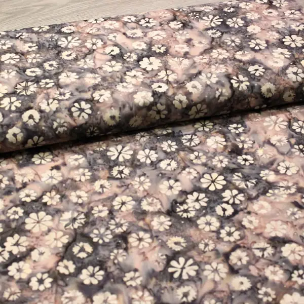 Florecitas Taupe, Batik con fondo en tonos gris y marrón estampada con flores en color beige. — vista 3