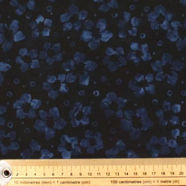 Flores Azul Navy, Batik con fondo color azul navy estampada con flores en color azul más claro. — vista 2