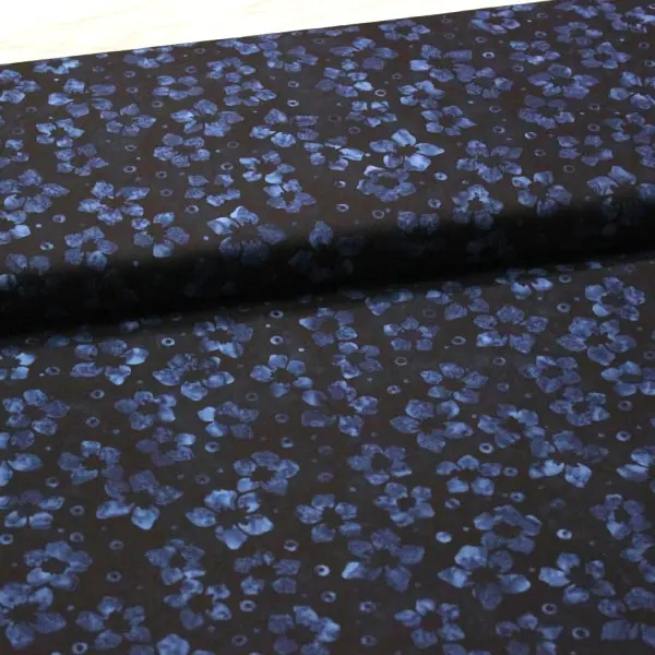 Flores Azul Navy, Batik con fondo color azul navy estampada con flores en color azul más claro. — vista 3