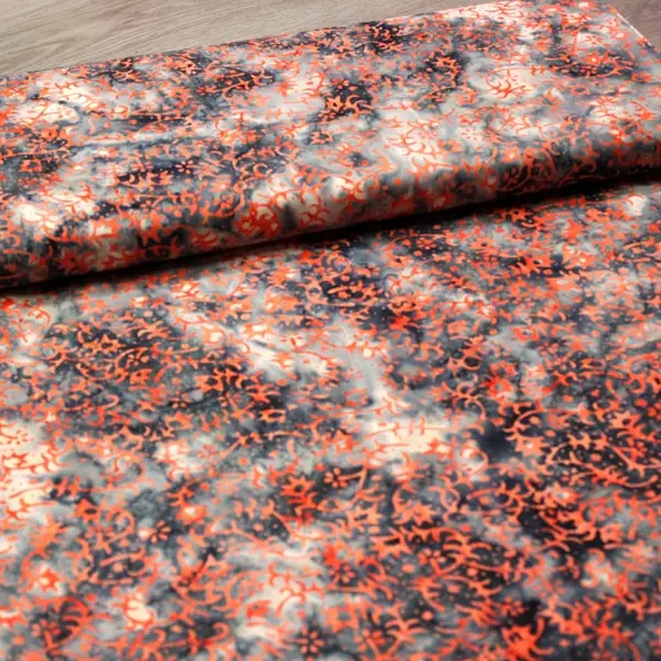 Flores Naranja, Batik con fondo en tonos grises estampada con filigranas en naranja. — vista 3