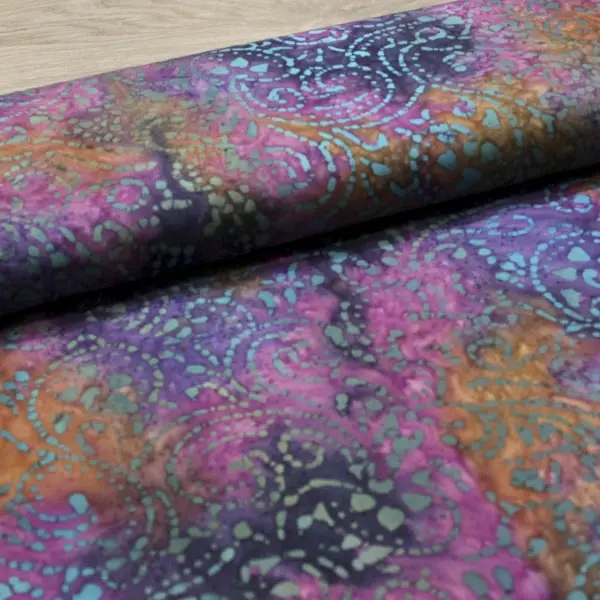 Lila Colores, Batik de base color lila estampada con colores azules y mostaza — vista 3