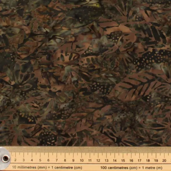 Hojas Marrón, Batik de Marcus Fabrics con estampado de hojas marrones — vista 2
