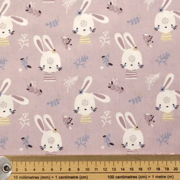 Conejitos Rosa, Tela fondo rosa lila estampada con dibujos de conejitos. — vista 2
