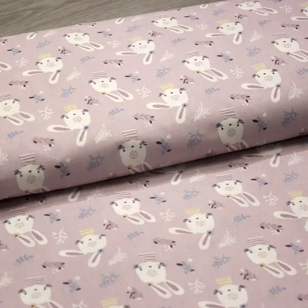 Conejitos Rosa, Tela fondo rosa lila estampada con dibujos de conejitos. — vista 3