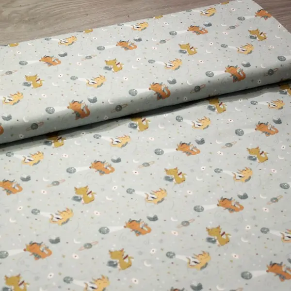 Dragones Planetas, Tela fondo azul grisáceo estampada con dragones, estrellas y planetas — vista 3