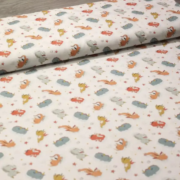 Dragones Color, Tela fondo blanco estampada con dragones en color naranja y azul grisáceo — vista 3