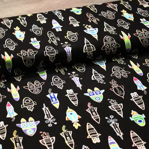 Lift Off Rocket, Tela fondo negro con estampado de naves de colores que brillan en la oscuridad — vista 3