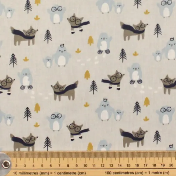 Invierno, Pingüinos y zorros abrigados con bufanda sobre fondo gris clarito — vista 2