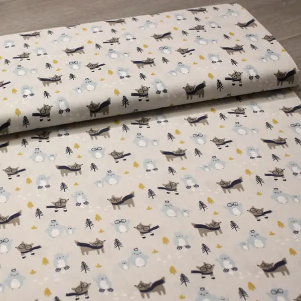 Invierno, Pingüinos y zorros abrigados con bufanda sobre fondo gris clarito — vista 3