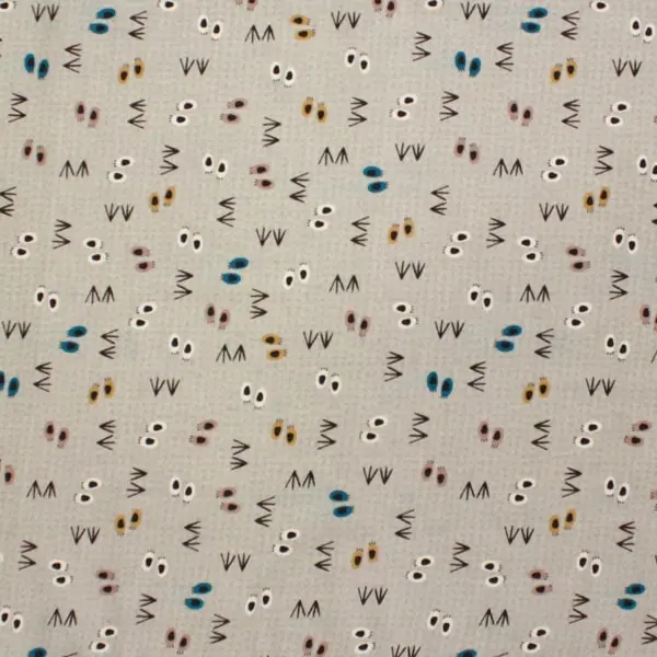 Huellas Animales, Pisadas de oso y de pájaro sobre un fondo en gris con topos