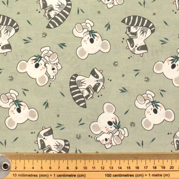 Koala y Mapache, Preciosa tela infantil de color verde menta con koalas y mapaches — vista 2