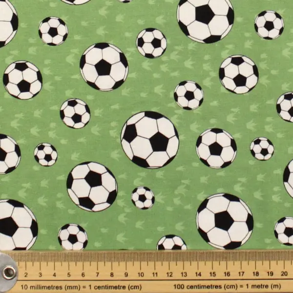 Footballs, Tela fondo verde imitando al césped de un campo con pelotas de fútbol — vista 2