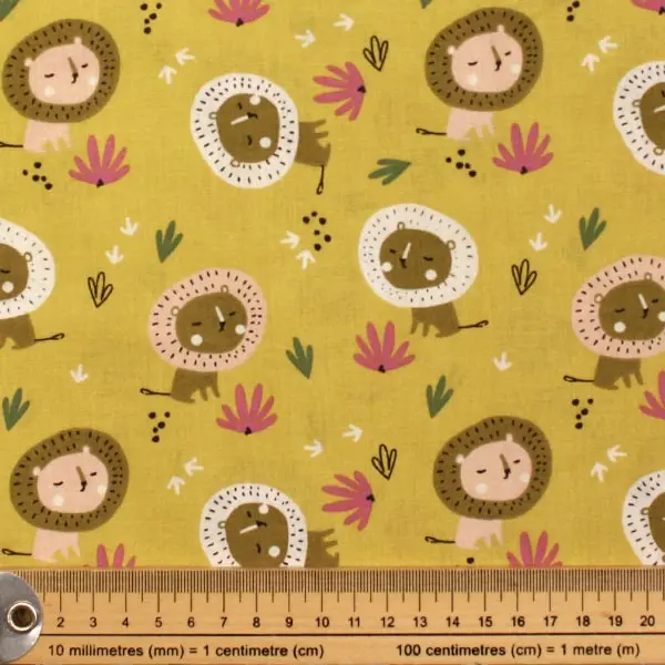 Leones Mostaza , Tela con fondo mostaza estampada con leones en tonos marrones — vista 2