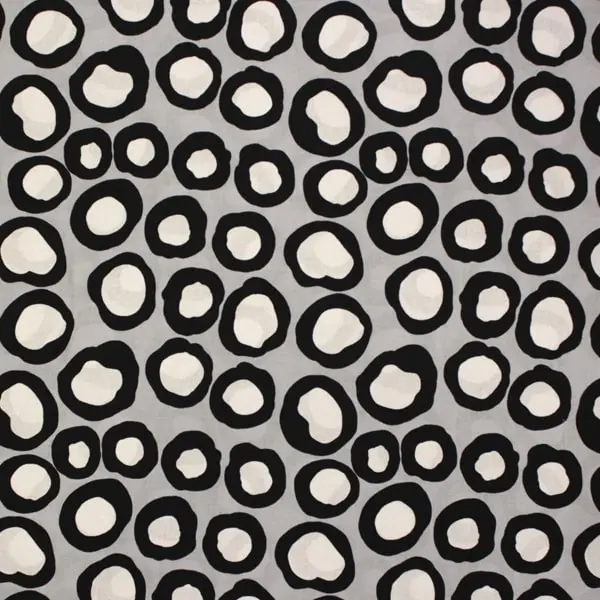 Algodón patchwork Kaffe Fassett Lips Contrast con círculos grises de 110cm - Vista general