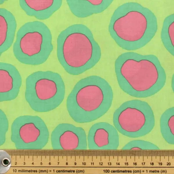 Tela de algodón Kaffe Fassett Lips Green con diseño de círculos de 110cm - Detalle de la textura y escala de medida