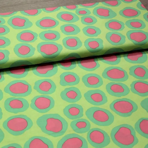 Tela de algodón Kaffe Fassett Lips Green con diseño de círculos de 110cm - Vista del lomo enrollado