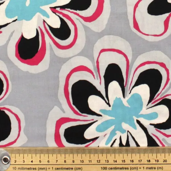 Tejido de algodón patchwork Kaffe Fassett Funky Grey con flores de 110cm - Detalle de la textura y escala de medida