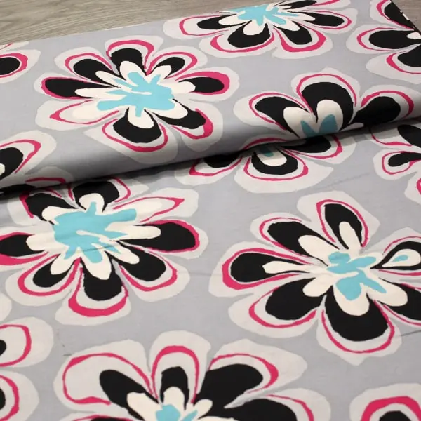Tejido de algodón patchwork Kaffe Fassett Funky Grey con flores de 110cm - Vista del lomo enrollado
