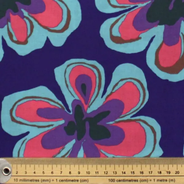 Estampado floral tela algodón patchwork Kaffe Fassett Funky Indigo 110cm - Detalle de la textura y escala de medida