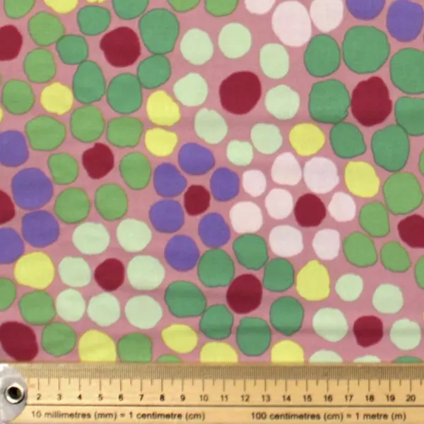 Tejido de algodón Kaffe Fassett Flower Dot Mauve morado y lila de 110cm - Detalle de la textura y escala de medida