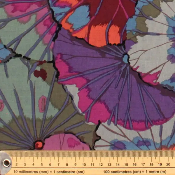 Tejido de algodón Kaffe Fassett Lotus Leaf Vintage con flores de 110cm - Detalle de la textura y escala de medida