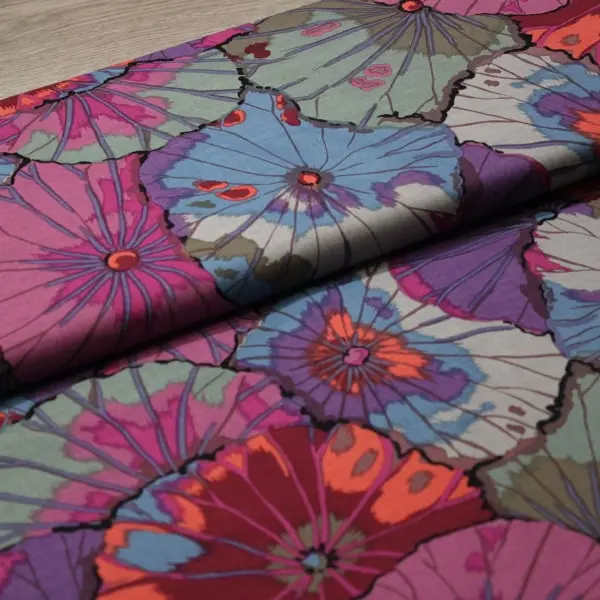 Tejido de algodón Kaffe Fassett Lotus Leaf Vintage con flores de 110cm - Vista del lomo enrollado