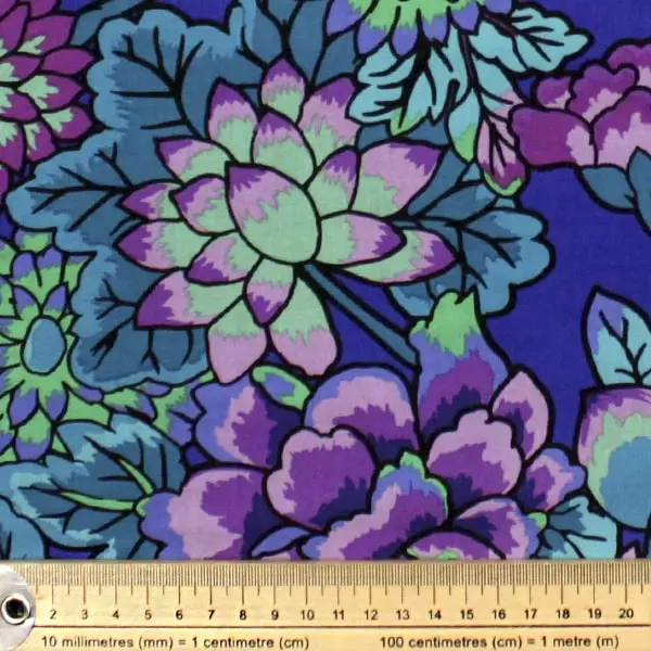 Algodón patchwork Kaffe Fassett Cloisonne Blue con flores y hojas de 110cm - Detalle de la textura y escala de medida
