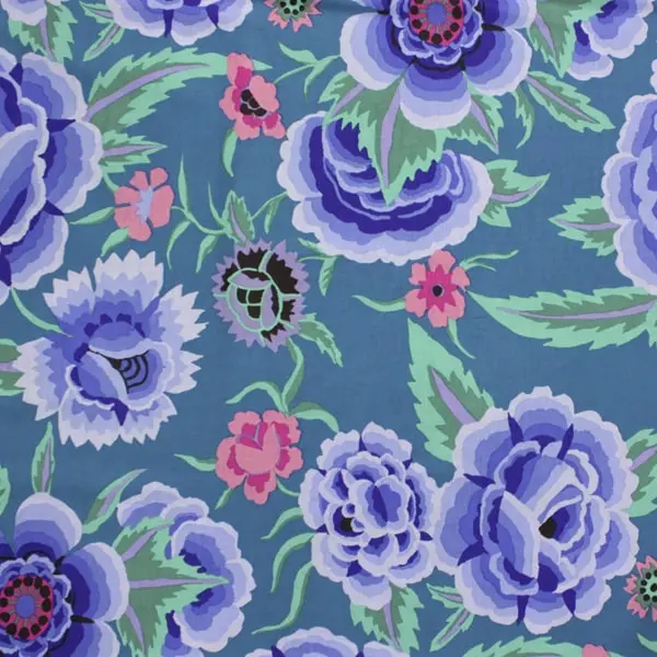Tela de algodón Kaffe Fassett Embroidered Shawl azul con flores y hojas de 110cm - Vista general