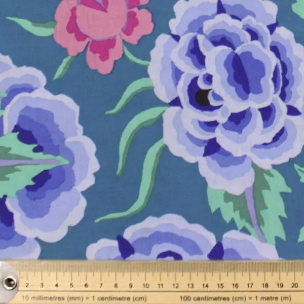 Tela de algodón Kaffe Fassett Embroidered Shawl azul con flores y hojas de 110cm - Detalle de la textura y escala de medida