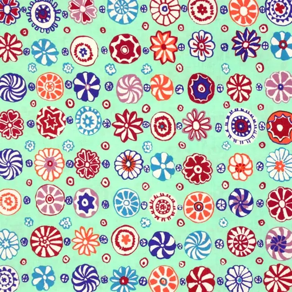 Tejido de algodón Kaffe Fassett Whirligig Celadon con ruedas y flores de 110cm - Vista general